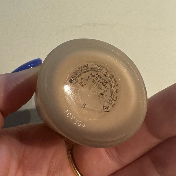 Armani Beauty Luminous Silk Perfect Glow Flawless Oil-Free Foundation - Picture 4 of 8
